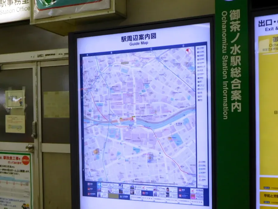 駅構内の案内サイン — 駅周辺案内地図広告のご相談
