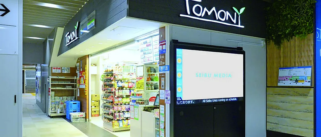 駅構内の店舗前に設置されたデジタルサイネージ