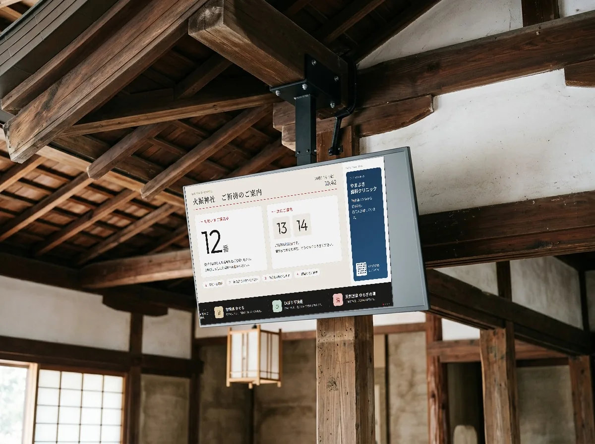 神社建物の天井に天吊り金具で設置されたモニター（設置イメージ）