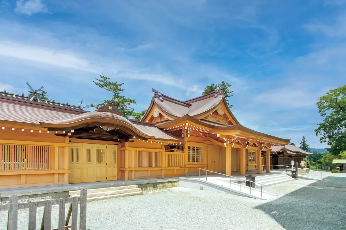 青空の下の神社の社殿
