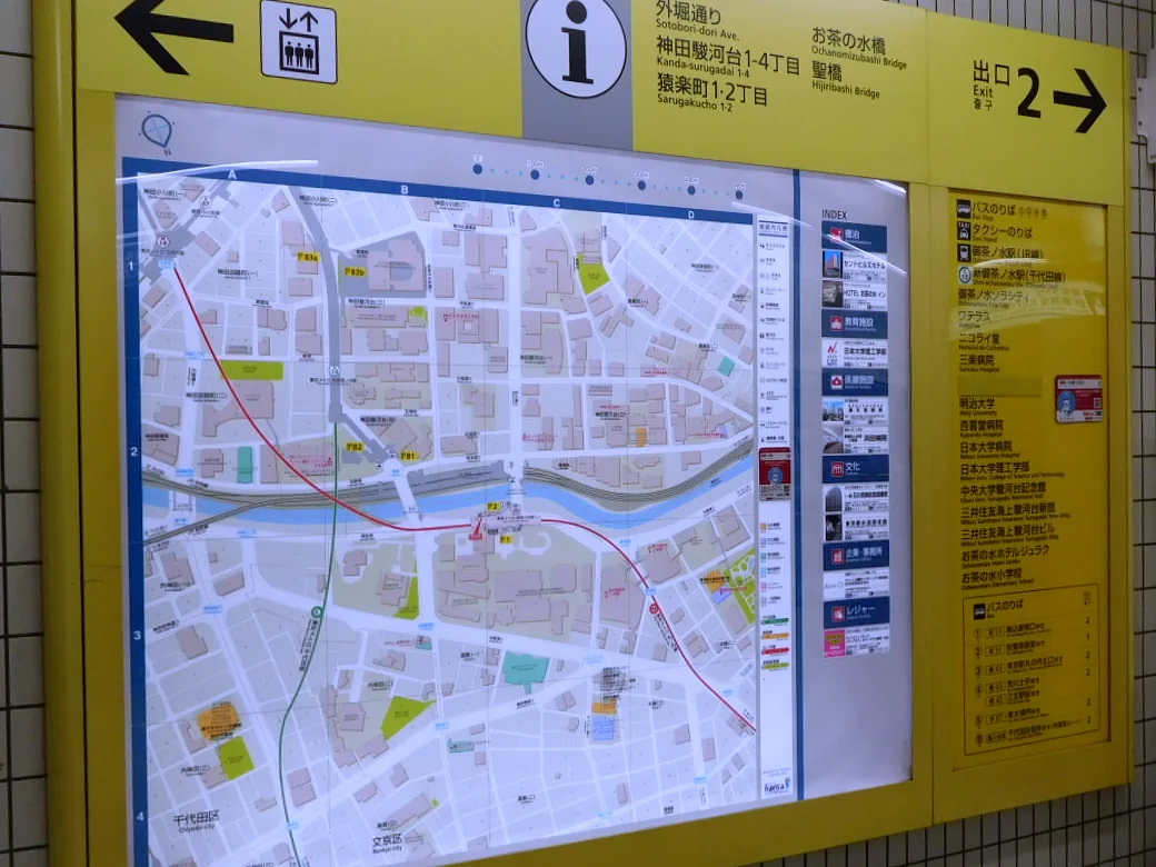 地下鉄駅構内の駅周辺案内地図